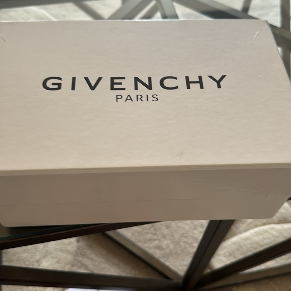 Givenchy - Picture 2 of 8